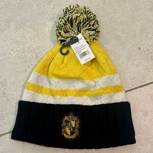 🦡 NWT Beanie : Harry Potter Huffleuff Knit Pom Pom Hat Women Men Kids One Size